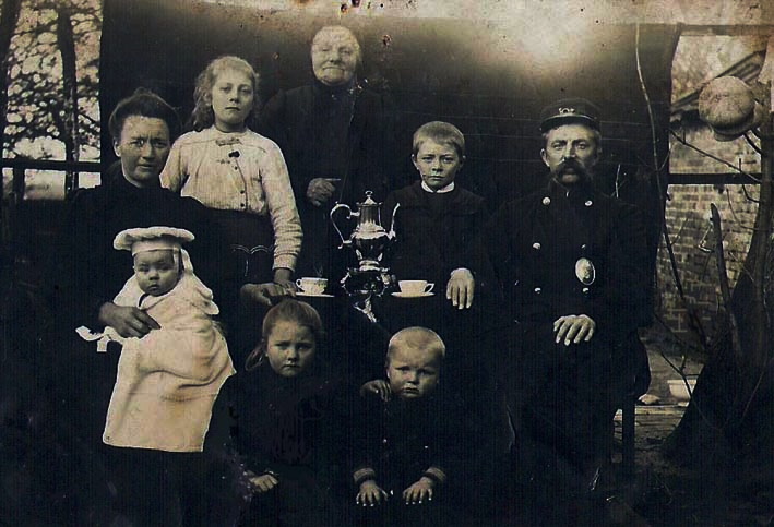 Het gezin van Opa en Oma Hekman in 1914. Foto: ingezonden door ©Tineke Hekman.